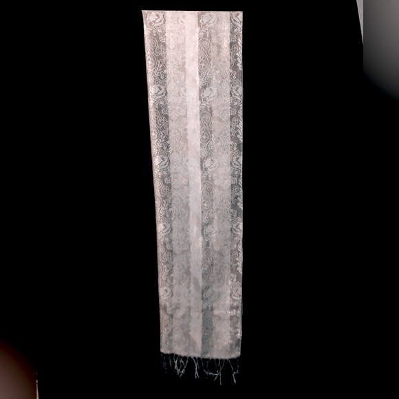 𝐎𝐯𝐞𝐫𝐬𝐢𝐳𝐞𝐝 𝐒𝐡𝐚𝐰𝐥 𝐛𝐲 𝐖𝐡𝐢𝐭𝐞 𝐇𝐨𝐮𝐬𝐞 𝐁𝐥𝐚𝐜𝐤 𝐌𝐚𝐫𝐤𝐞𝐭 - Picture 3 of 6